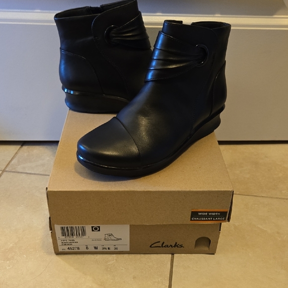 Clarks Women's Sleek Black Ankle Booties - Picture 1 of 7